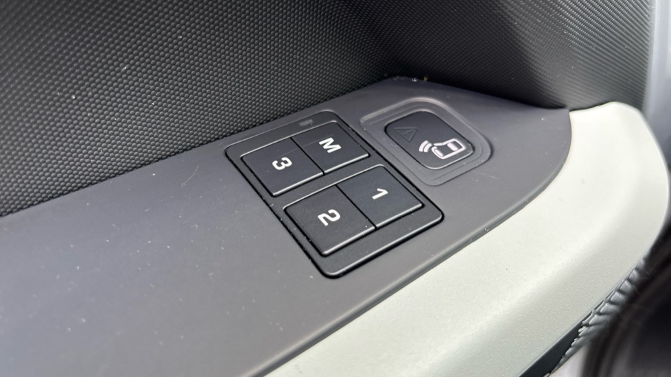 Land Rover Defender 2.0 D240 First Edition 110 5dr Auto Diesel Estate - Image 42