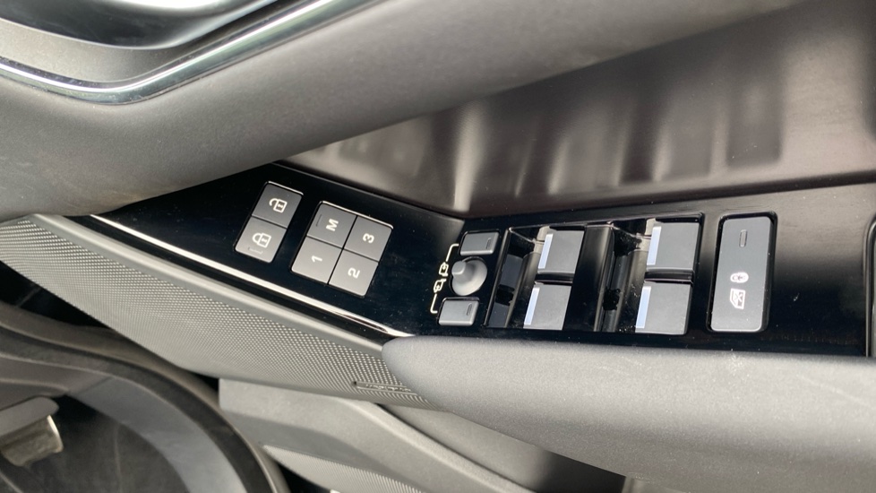 Land Rover Range Rover Velar 2.0 D200 MHEV Dynamic SE 5dr Auto Diesel Estate - Image 20