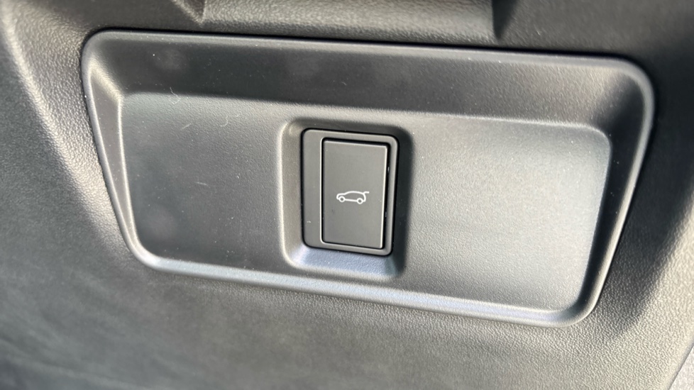 Land Rover Discovery Sport 2.0 D200 Landmark 5dr Auto [7 Seat] Diesel Station Wagon - Image 32