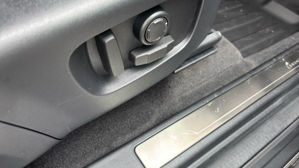 Land Rover Discovery Sport 1.5 P270e Landmark 5dr Auto [5 Seat] Station Wagon - Image 32