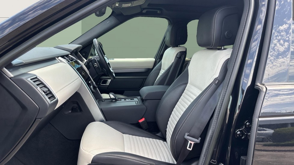 Land Rover Discovery 3.0 D300 R-Dynamic SE 5dr Auto Diesel Station Wagon - Image 3