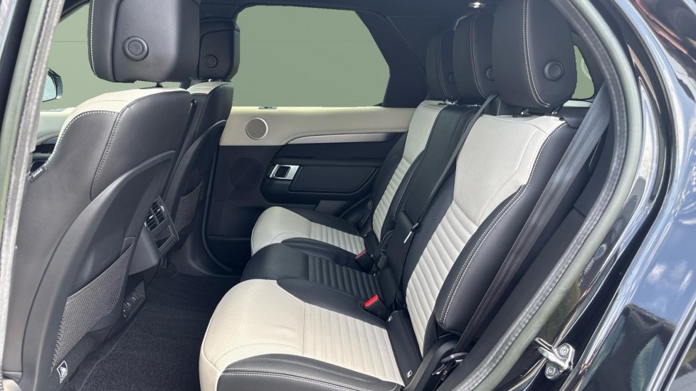 Land Rover Discovery 3.0 D300 R-Dynamic SE 5dr Auto Diesel Station Wagon - Image 4