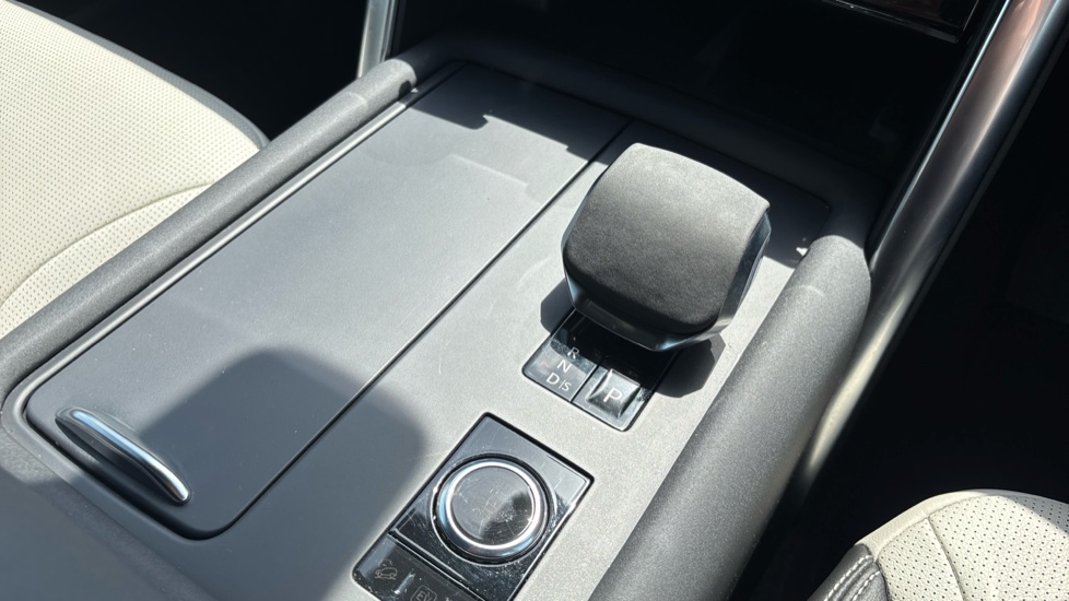 Land Rover Discovery 3.0 D300 R-Dynamic SE 5dr Auto Diesel Station Wagon - Image 13
