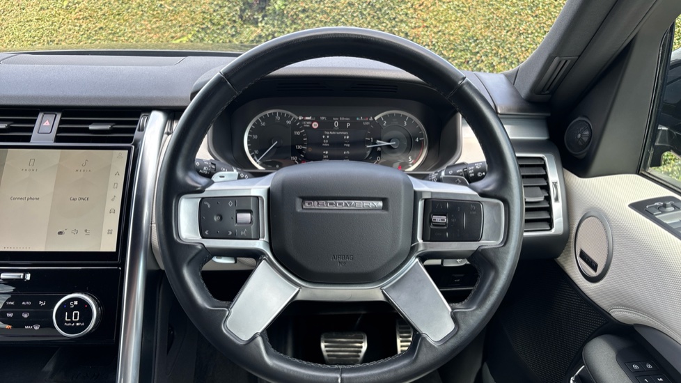 Land Rover Discovery 3.0 D300 R-Dynamic SE 5dr Auto Diesel Station Wagon - Image 15