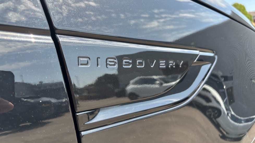 Land Rover Discovery 3.0 D300 R-Dynamic SE 5dr Auto Diesel Station Wagon - Image 21