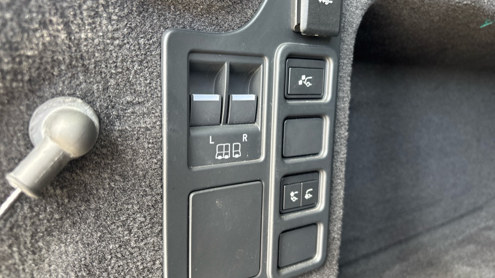 Land Rover Discovery 3.0 D300 R-Dynamic SE 5dr Auto Diesel Station Wagon - Image 22