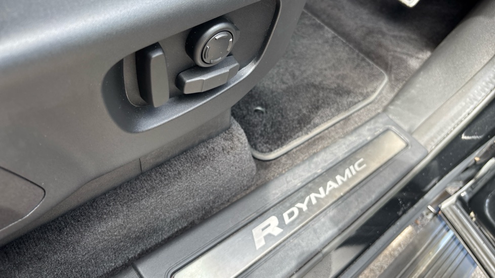 Land Rover Discovery 3.0 D300 R-Dynamic SE 5dr Auto Diesel Station Wagon - Image 28