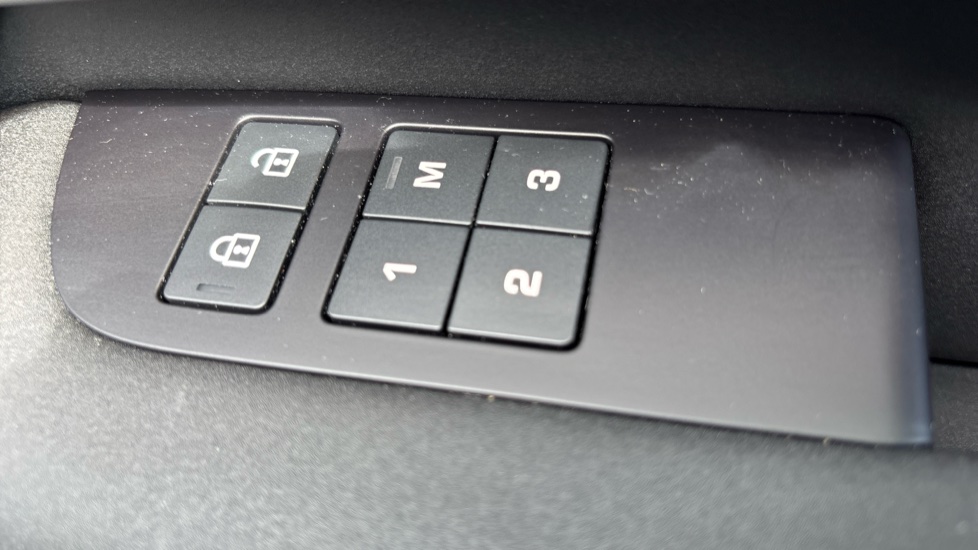 Land Rover Discovery 3.0 D300 R-Dynamic SE 5dr Auto Diesel Station Wagon - Image 30