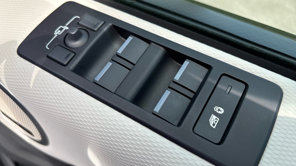 Land Rover Discovery 3.0 D300 R-Dynamic SE 5dr Auto Diesel Station Wagon - Image 31