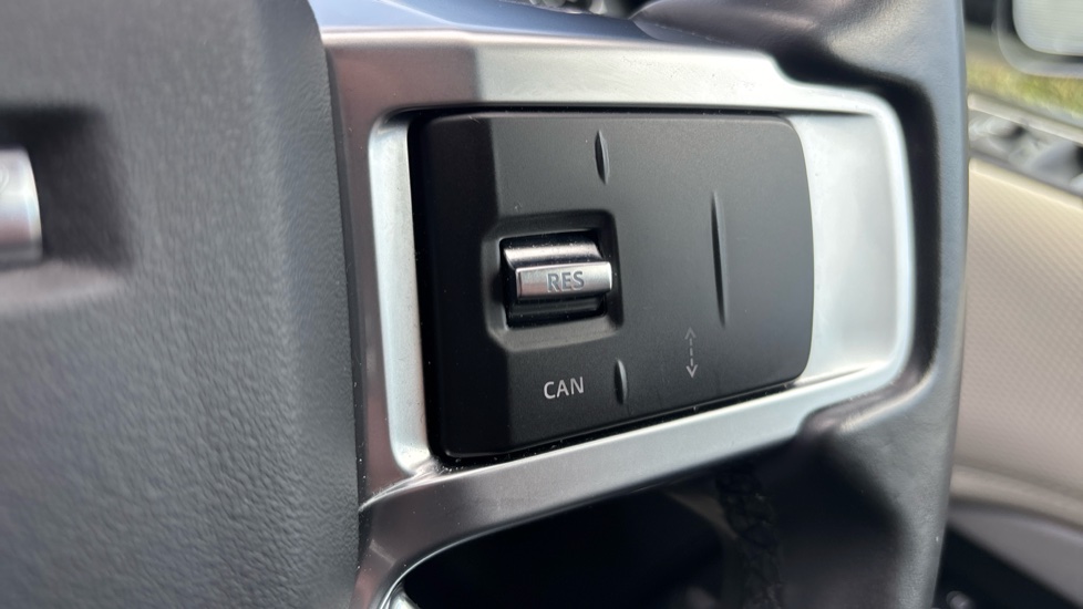 Land Rover Discovery 3.0 D300 R-Dynamic SE 5dr Auto Diesel Station Wagon - Image 36