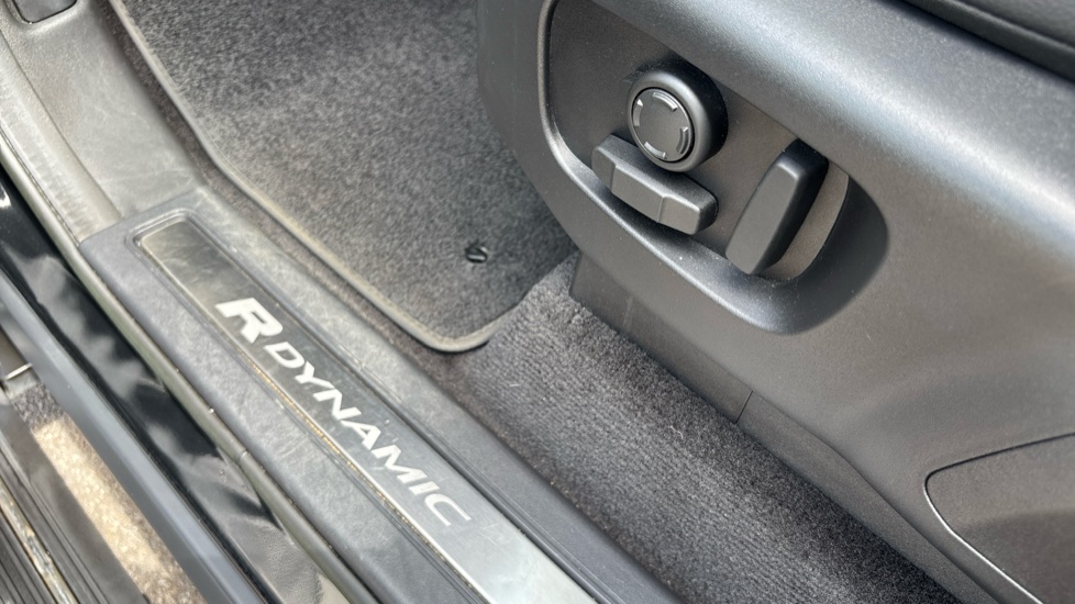 Land Rover Discovery 3.0 D300 R-Dynamic SE 5dr Auto Diesel Station Wagon - Image 39
