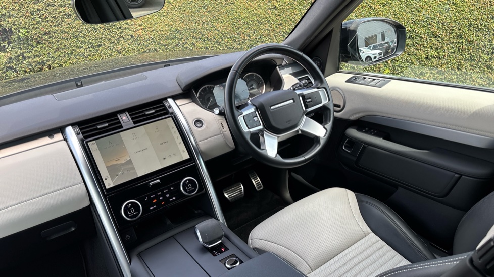 Land Rover Discovery 3.0 D300 R-Dynamic SE 5dr Auto Diesel Station Wagon - Image 41