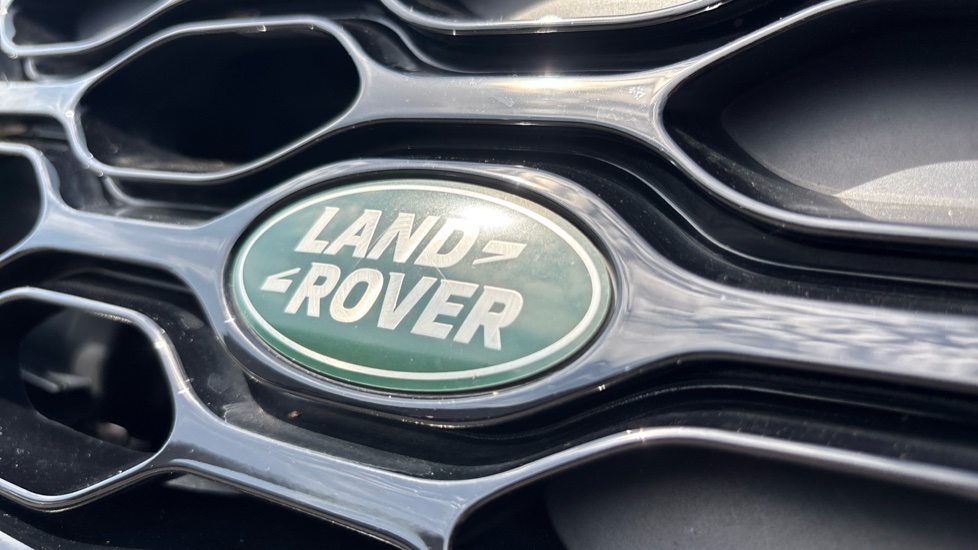 Land Rover Discovery 3.0 D300 R-Dynamic SE 5dr Auto Diesel Station Wagon - Image 47