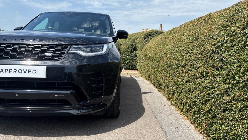 Land Rover Discovery 3.0 D300 R-Dynamic SE 5dr Auto Diesel Station Wagon - Image 48