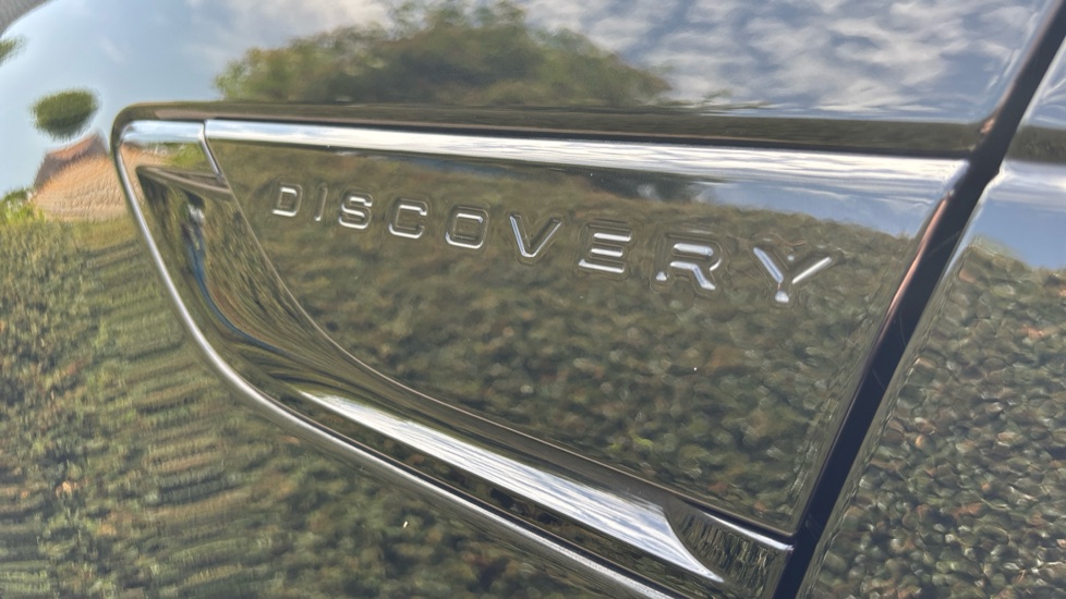 Land Rover Discovery 3.0 D300 R-Dynamic SE 5dr Auto Diesel Station Wagon - Image 50