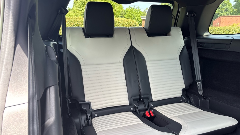 Land Rover Discovery 3.0 D300 R-Dynamic SE 5dr Auto Diesel Station Wagon - Image 55