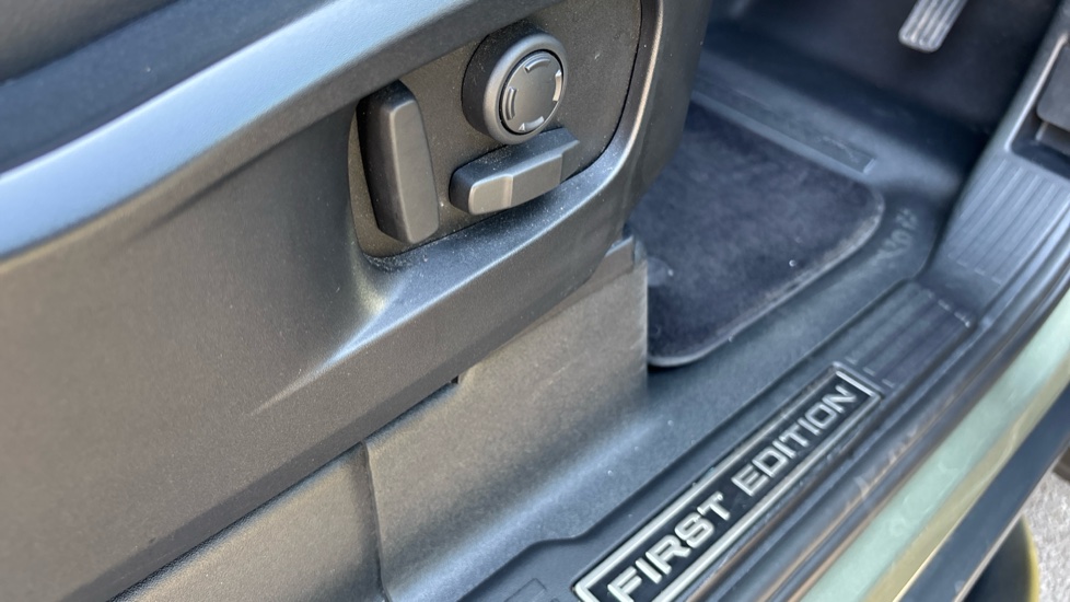 Land Rover Defender 3.0 D250 First Edition 90 3dr Auto [6 Seat] Diesel Estate - Image 32