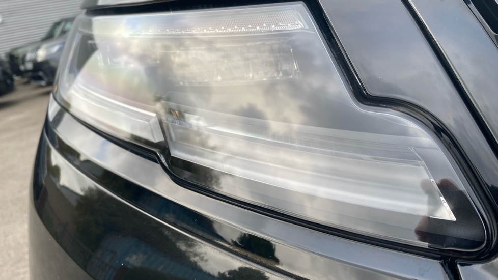 Land Rover Range Rover Velar 2.0 D200 MHEV Dynamic SE 5dr Auto Diesel Estate - Image 17