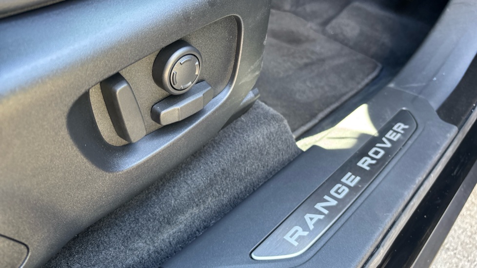 Land Rover Range Rover Velar 2.0 D200 MHEV Dynamic SE 5dr Auto Diesel Estate - Image 29