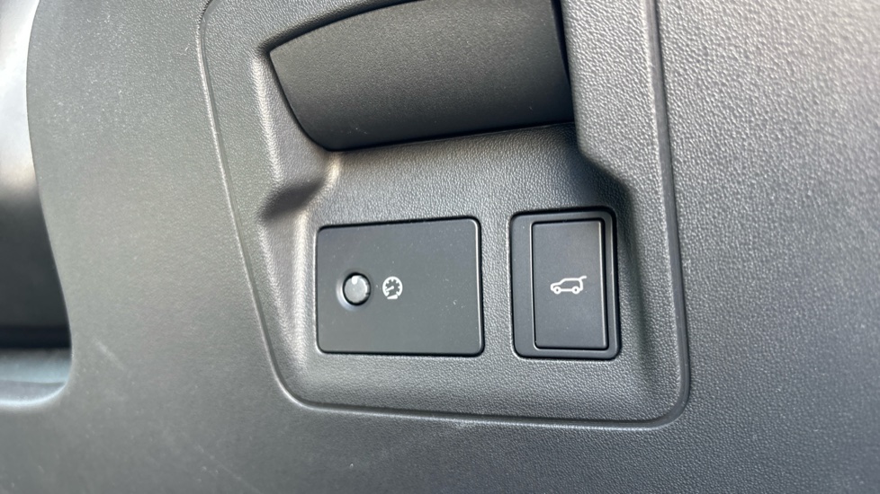 Land Rover Range Rover Velar 2.0 D200 MHEV Dynamic SE 5dr Auto Diesel Estate - Image 32