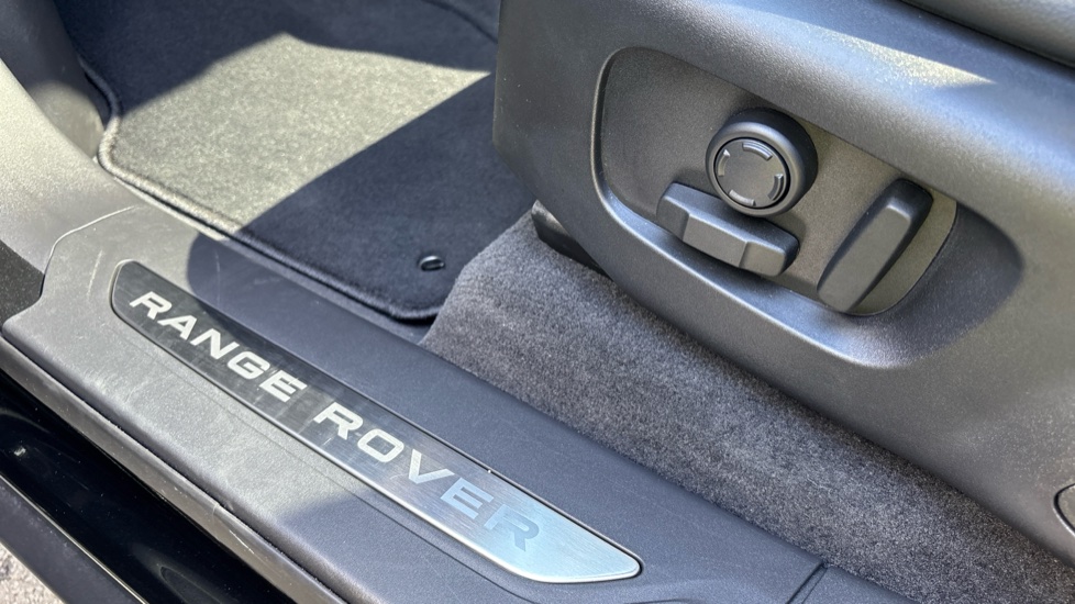 Land Rover Range Rover Velar 2.0 D200 MHEV Dynamic SE 5dr Auto Diesel Estate - Image 40