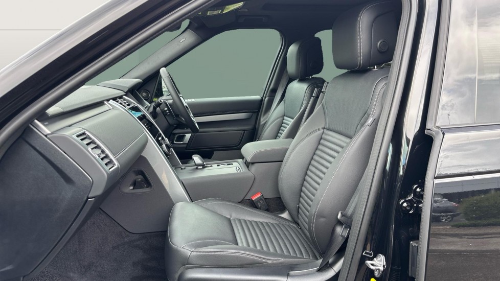 Land Rover Discovery 3.0 D350 Dynamic SE 5dr Auto Diesel Station Wagon - Image 3