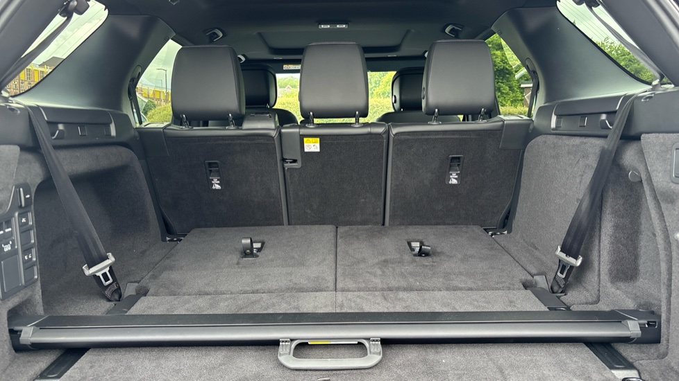 Land Rover Discovery 3.0 D350 Dynamic SE 5dr Auto Diesel Station Wagon - Image 10
