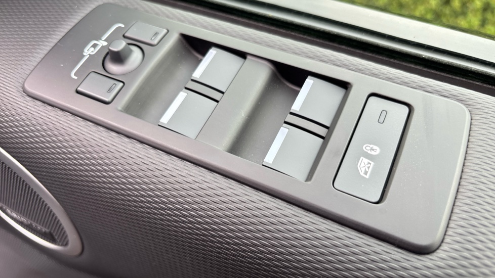 Land Rover Discovery 3.0 D350 Dynamic SE 5dr Auto Diesel Station Wagon - Image 30