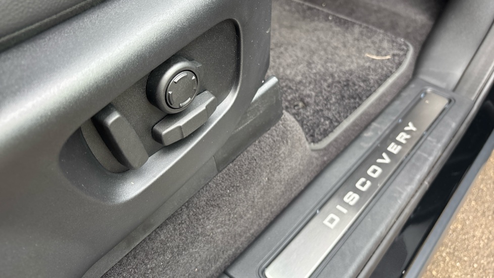 Land Rover Discovery 3.0 D350 Dynamic SE 5dr Auto Diesel Station Wagon - Image 33
