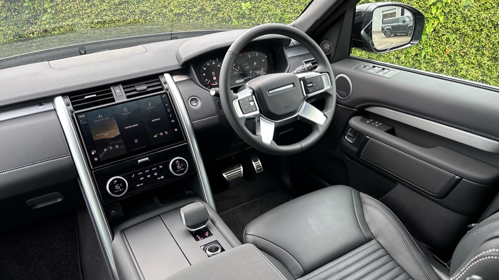 Land Rover Discovery 3.0 D350 Dynamic SE 5dr Auto Diesel Station Wagon - Image 35