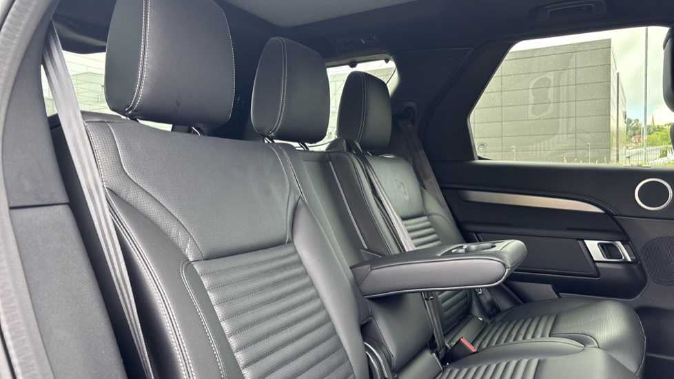 Land Rover Discovery 3.0 D350 Dynamic SE 5dr Auto Diesel Station Wagon - Image 37