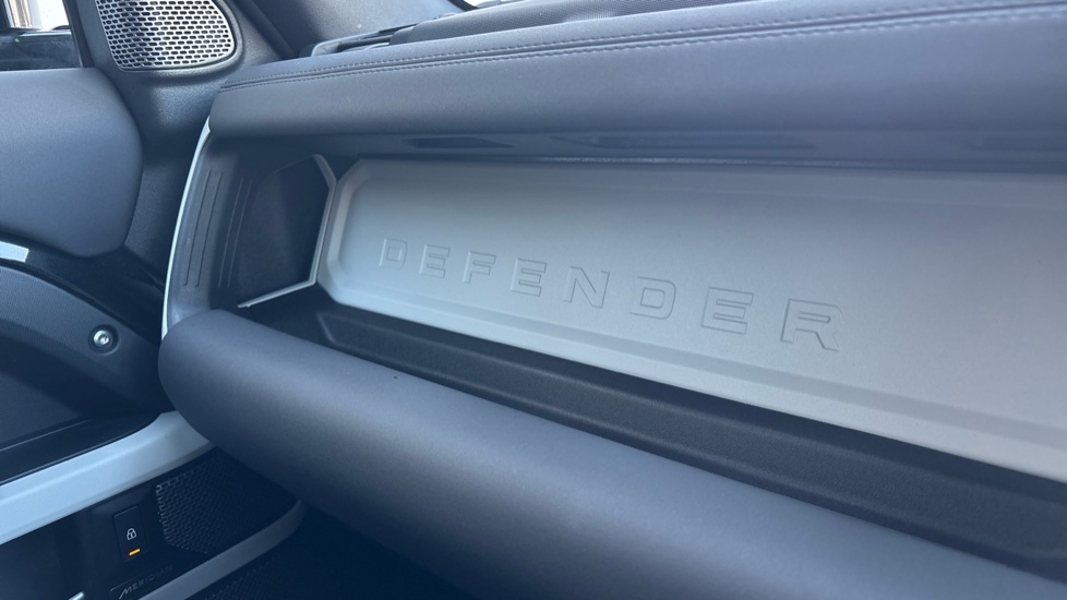 Land Rover Defender 3.0 D300 X-Dynamic HSE 90 3dr Auto Diesel Estate - Image 23