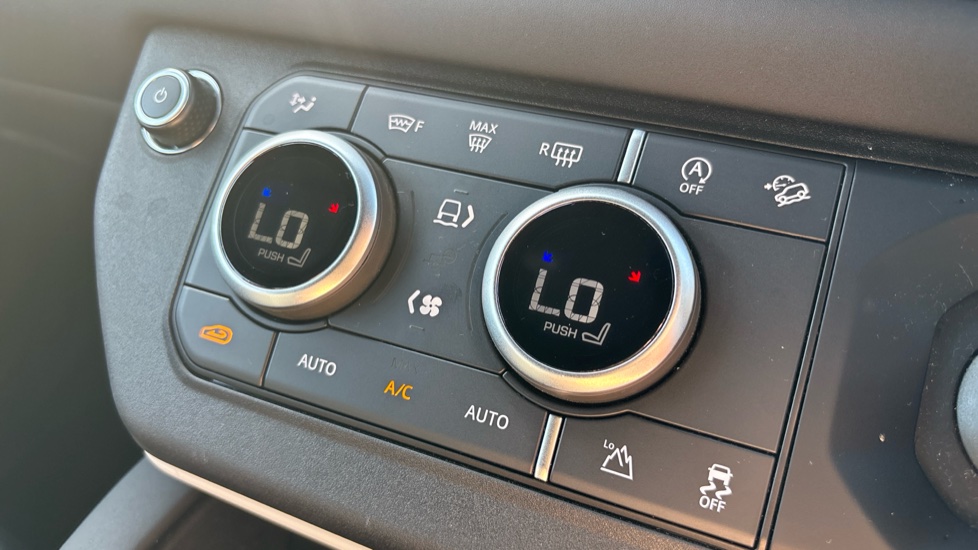 Land Rover Defender 3.0 D300 X-Dynamic HSE 90 3dr Auto Diesel Estate - Image 31