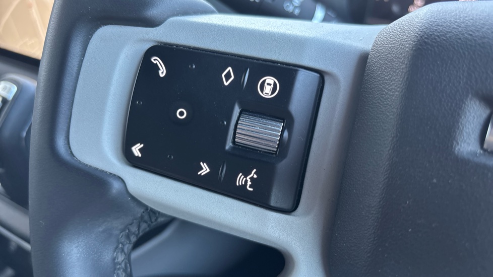 Land Rover Defender 3.0 D300 X-Dynamic HSE 90 3dr Auto Diesel Estate - Image 36