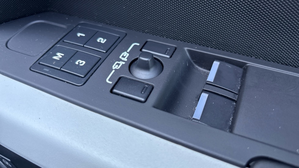 Land Rover Defender 3.0 D300 X-Dynamic HSE 90 3dr Auto Diesel Estate - Image 39