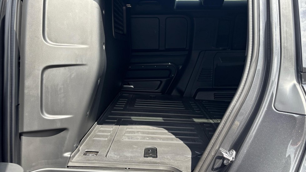 Land Rover Defender 110 Diesel 3.0 D300 Hard Top X-Dynamic HSE Auto [3 Seat] - Image 4