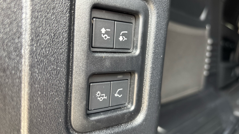 Land Rover Defender 110 Diesel 3.0 D300 Hard Top X-Dynamic HSE Auto [3 Seat] - Image 25