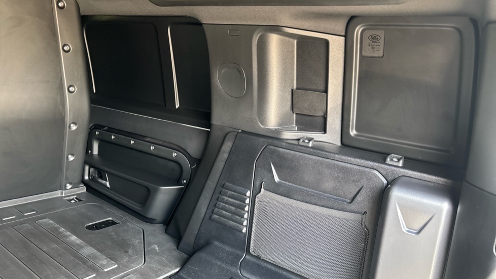 Land Rover Defender 110 Diesel 3.0 D300 Hard Top X-Dynamic HSE Auto [3 Seat] - Image 29