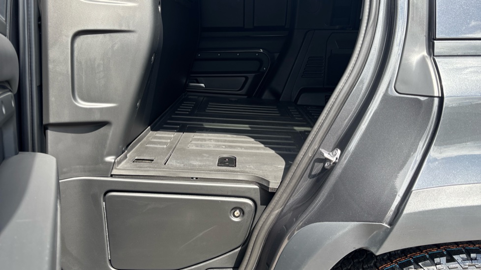 Land Rover Defender 110 Diesel 3.0 D300 Hard Top X-Dynamic HSE Auto [3 Seat] - Image 31