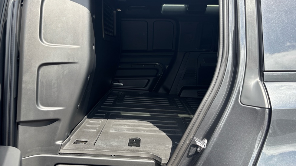 Land Rover Defender 110 Diesel 3.0 D300 Hard Top X-Dynamic HSE Auto [3 Seat] - Image 32