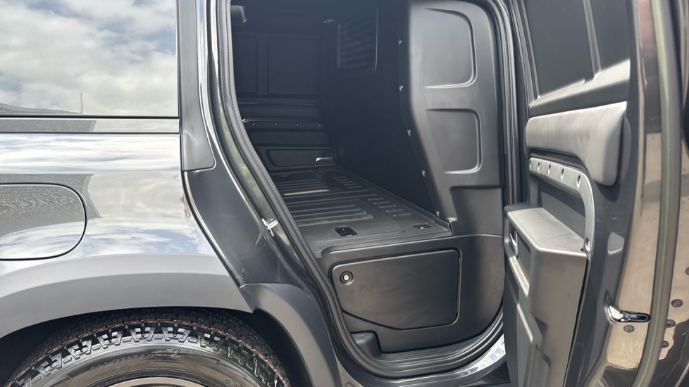Land Rover Defender 110 Diesel 3.0 D300 Hard Top X-Dynamic HSE Auto [3 Seat] - Image 33