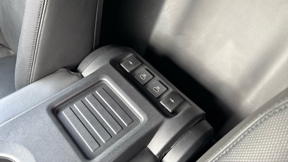 Land Rover Defender 110 Diesel 3.0 D300 Hard Top X-Dynamic HSE Auto [3 Seat] - Image 36