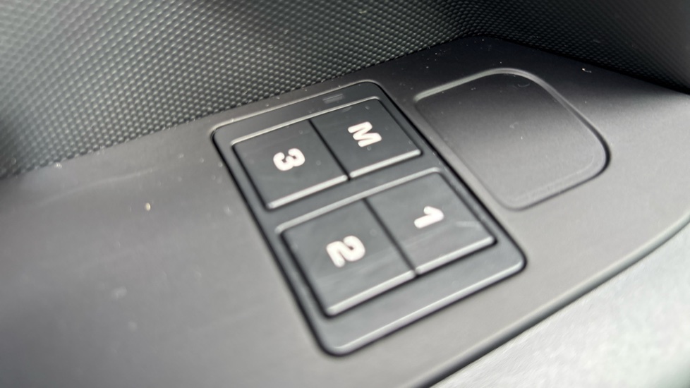 Land Rover Defender 110 Diesel 3.0 D300 Hard Top X-Dynamic HSE Auto [3 Seat] - Image 53
