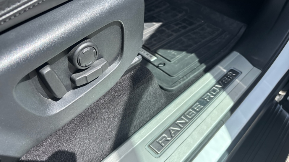 Land Rover Range Rover Sport 3.0 D300 HSE Dynamic 5dr Auto Diesel Estate - Image 48
