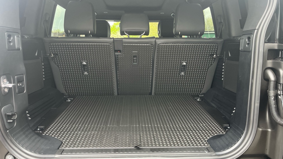 Land Rover Defender 3.0 D350 X-Dynamic HSE 110 5dr Auto Diesel Estate - Image 10