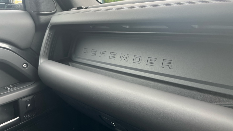 Land Rover Defender 3.0 D350 X-Dynamic HSE 110 5dr Auto Diesel Estate - Image 23