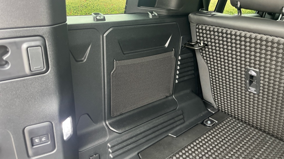 Land Rover Defender 3.0 D350 X-Dynamic HSE 110 5dr Auto Diesel Estate - Image 27