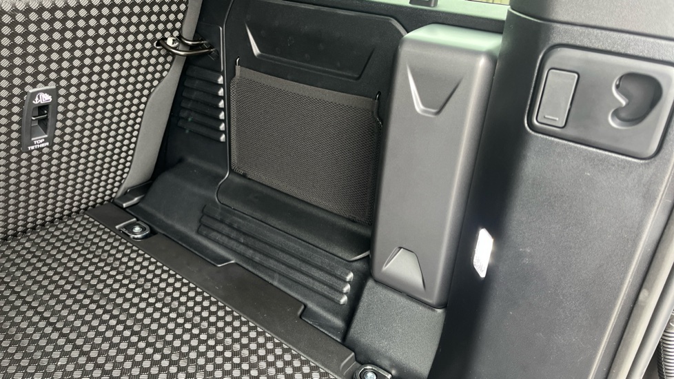 Land Rover Defender 3.0 D350 X-Dynamic HSE 110 5dr Auto Diesel Estate - Image 28