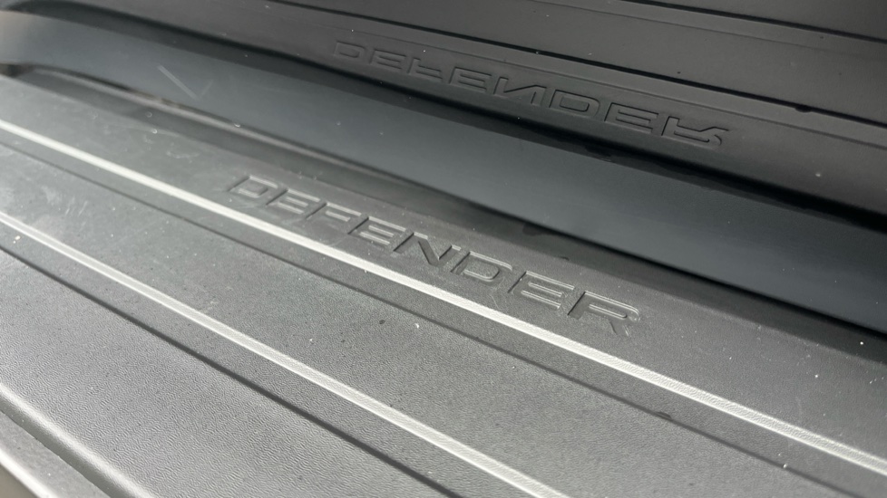 Land Rover Defender 3.0 D350 X-Dynamic HSE 110 5dr Auto Diesel Estate - Image 30