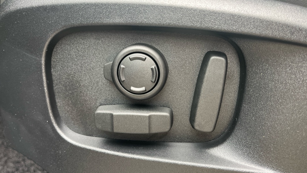Land Rover Defender 3.0 D350 X-Dynamic HSE 110 5dr Auto Diesel Estate - Image 32
